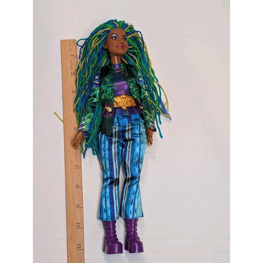 Disney Descendants The Rise of Red Uliana Fashion Doll Mattel